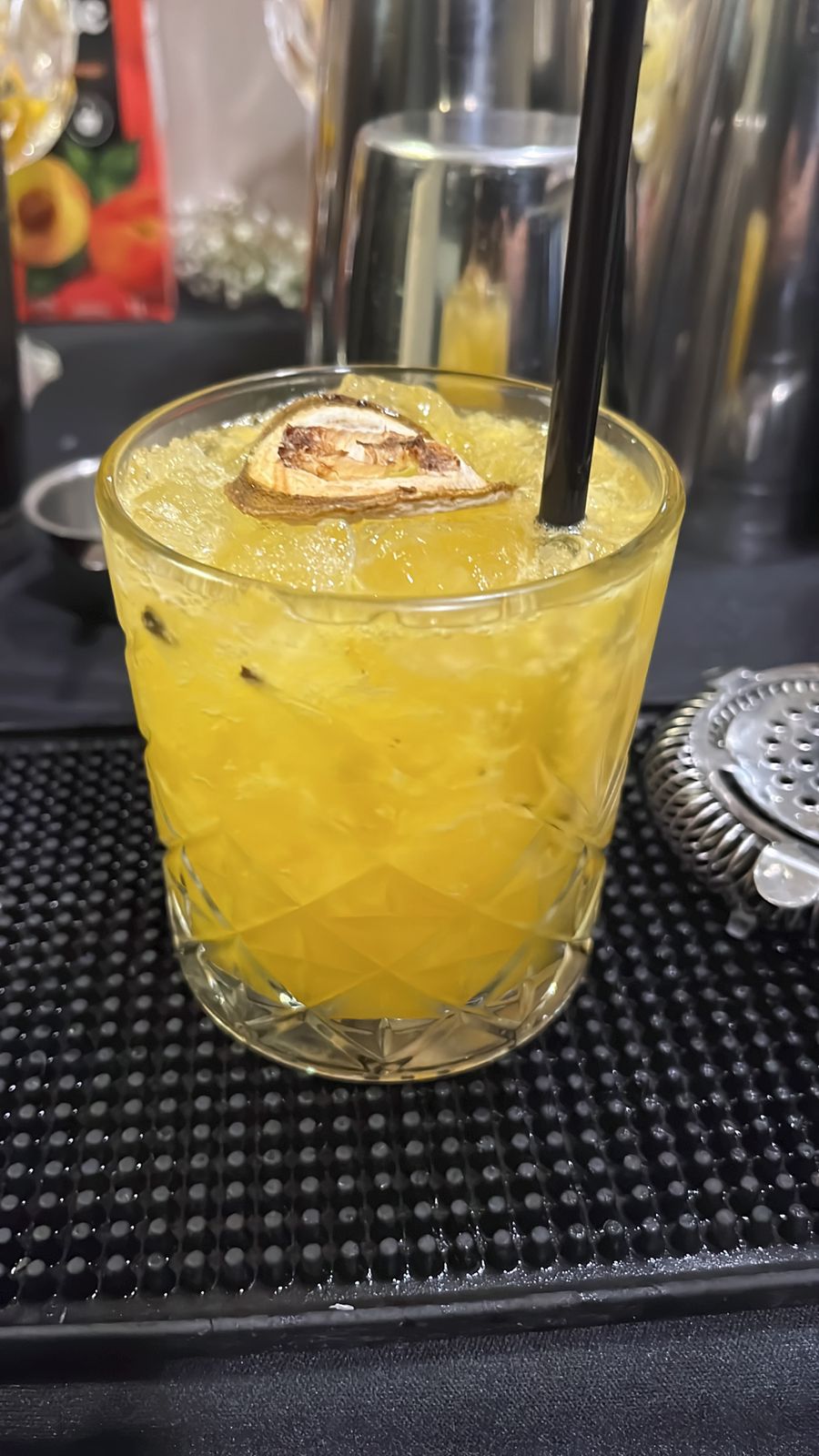 Festival de Caipirinhas  Sabores  Abacaxi, morango, maracujá, Limão  Destilados e fermentados  Steinhaeger, cachaça, rum, vodka, vinho  fruta, açúcar, destilado, gelo